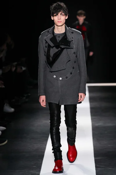 Look 16